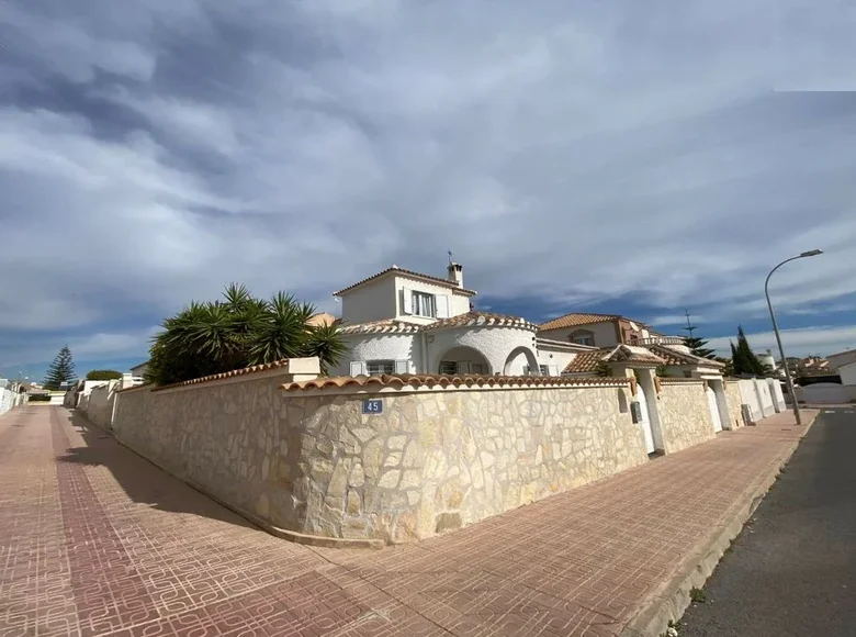 Villa de 2 dormitorios 230 m² Torrevieja, Španjolska