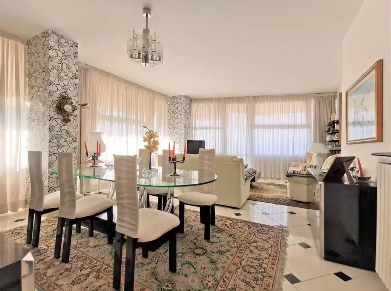 Mieszkanie 3 pokoi 135 m² Sanremo, Włochy