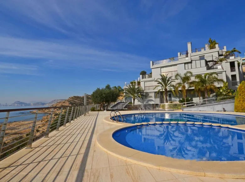 Villa de tres dormitorios 335 m² Alicante, España