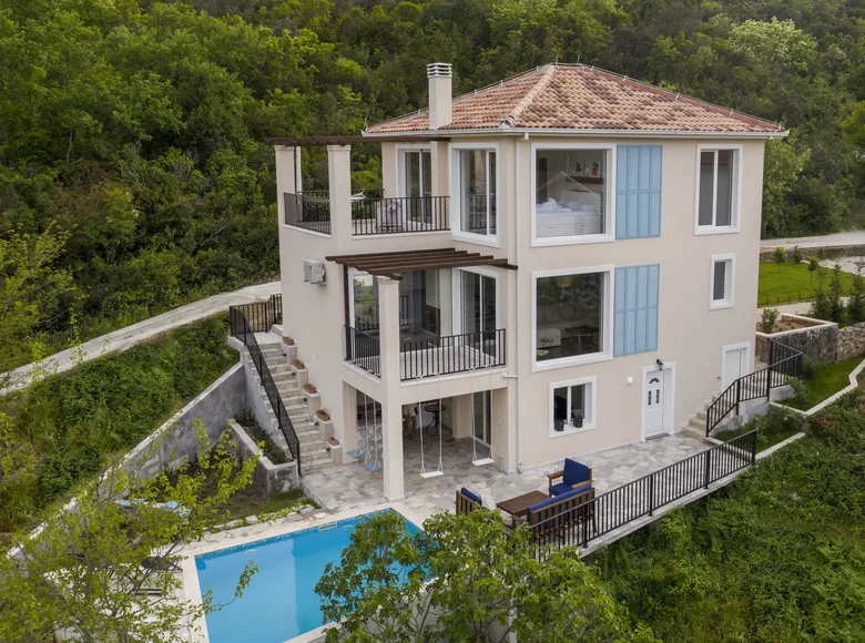 Casa 3 habitaciones 240 m² Tivat, Montenegro