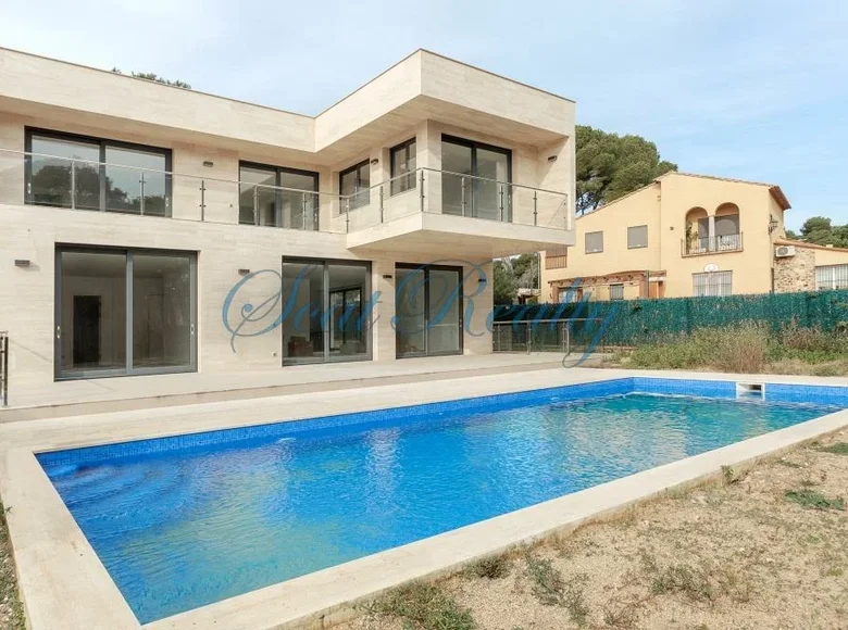 5 bedroom villa 472 m² Castell-Platja d Aro, Spain