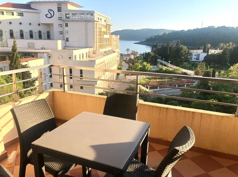 2 bedroom apartment 85 m² Becici, Montenegro