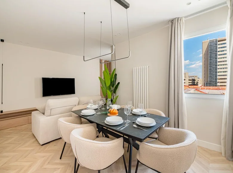 Mieszkanie 2 pokoi 83 m² Madryt, Hiszpania