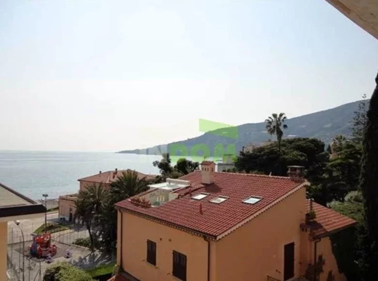 Mieszkanie 2 pokoi 75 m² Liguria, Włochy