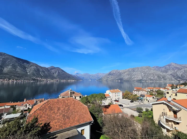 4 bedroom apartment 108 m² Dobrota, Montenegro