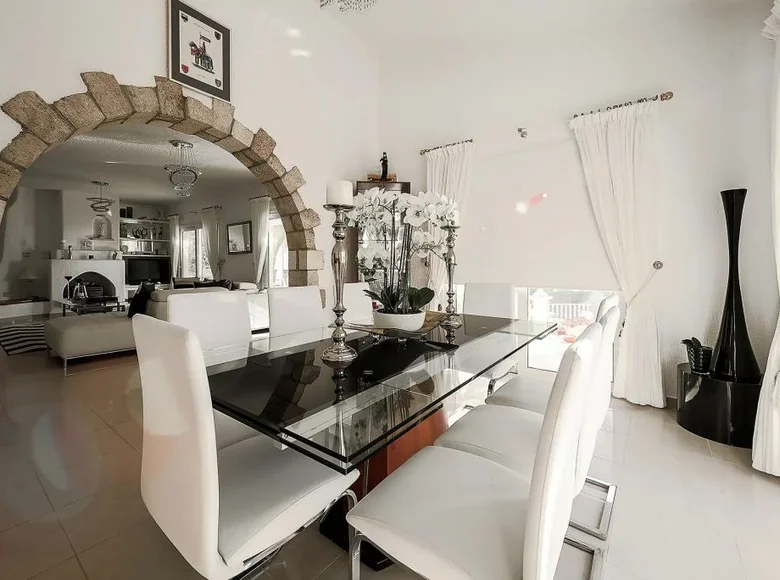 4 bedroom Villa 343 m² Kamares, Cyprus