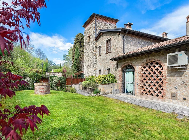 Mieszkanie 3 pokoi 115 m² Desenzano del Garda, Włochy