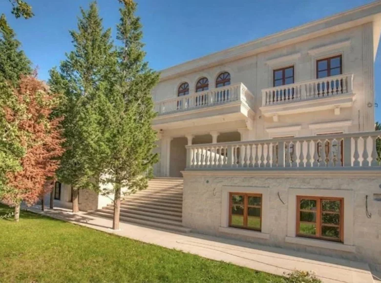 Casa 5 habitaciones 668 m² Budva, Montenegro