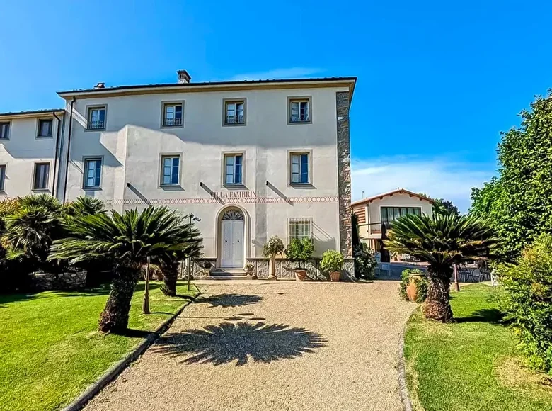 4 bedroom Villa 1 500 m² Lucca, Italy