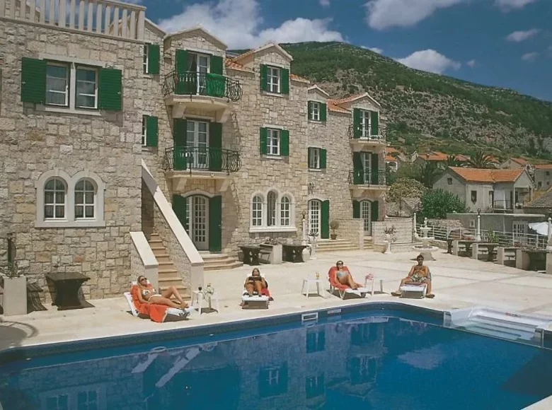 Hotel 5 000 m² in Bol, Croatia