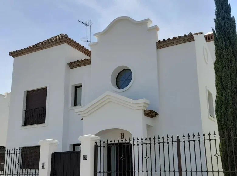 Villa de tres dormitorios 336 m² Estepona, España