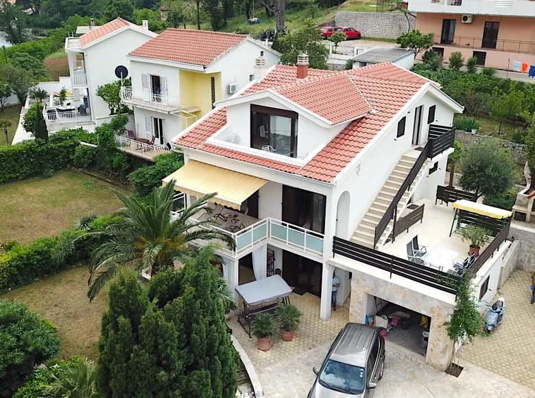 4 bedroom house 230 m² Dobrota, Montenegro