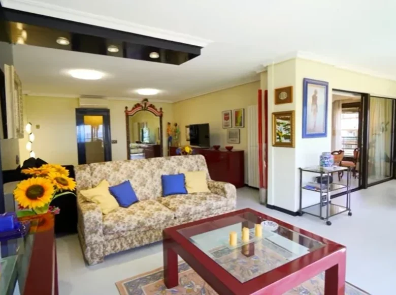 Mieszkanie 2 pokoi 145 m² Benidorm, Hiszpania