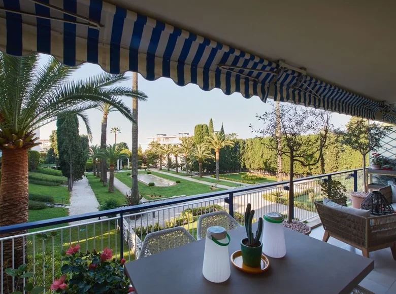 Mieszkanie 3 pokoi 130 m² Nicea, Francja