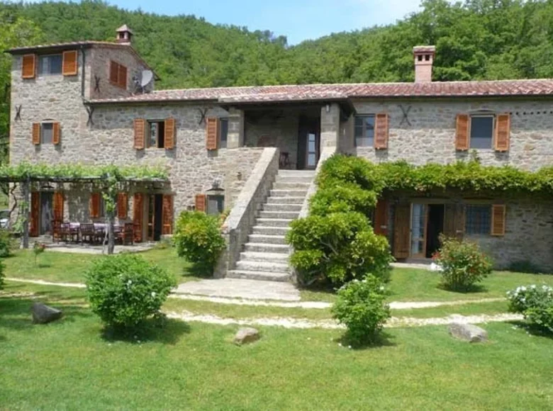 Revenue house 380 m² in Cortona, Italy