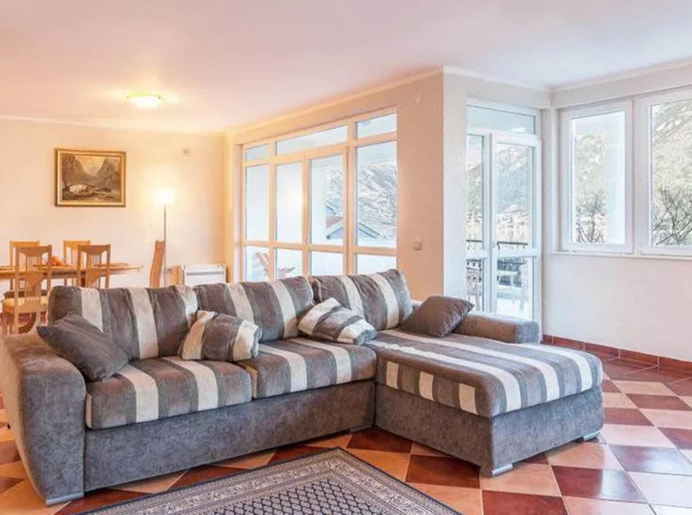 2 bedroom apartment 132 m² Stoliv, Montenegro