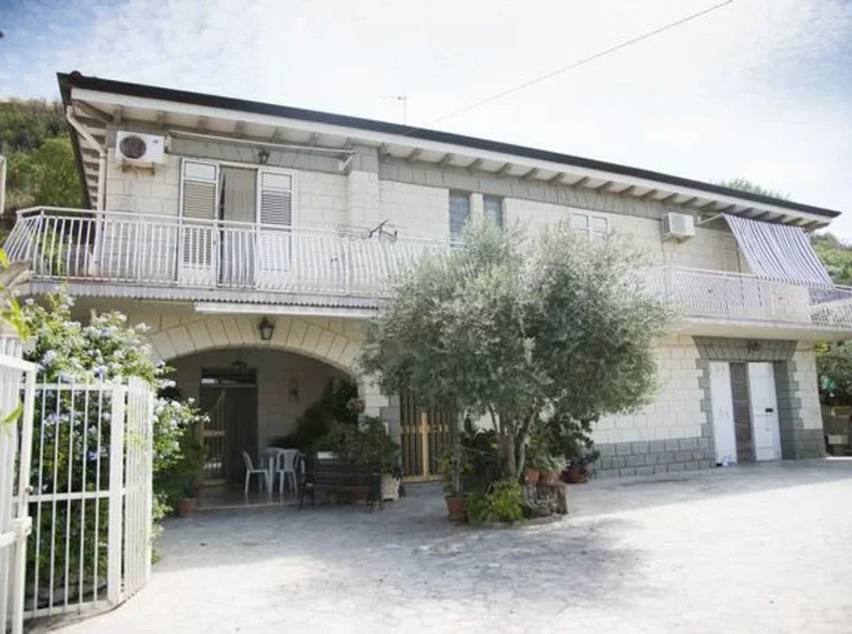 4-Schlafzimmer-Villa 300 m² Cianciana, Italien