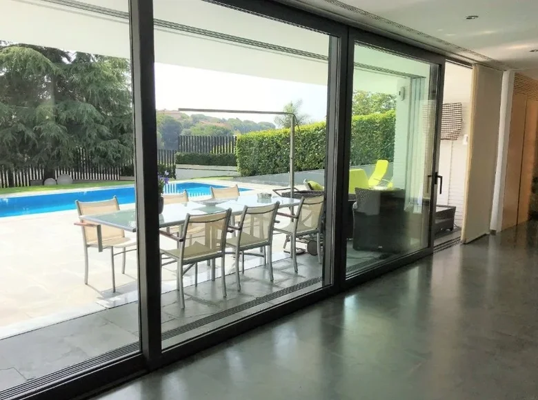 Villa de 4 dormitorios 376 m² Barcelona, Španjolska