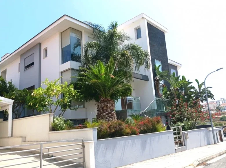 6 bedroom house 200 m² Demos Agiou Athanasiou, Cyprus