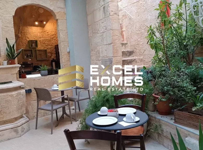 Townhouse 7 bedrooms  Qormi, Malta