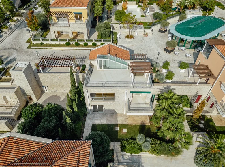 3 bedroom villa 325 m² Kumbor, Montenegro