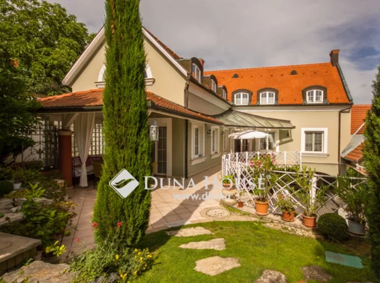 House 330 m² Pecs, Hungary