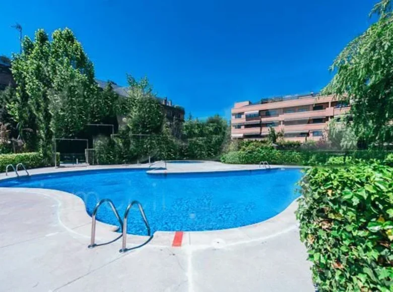 Mieszkanie 2 pokoi 139 m² Madryt, Hiszpania
