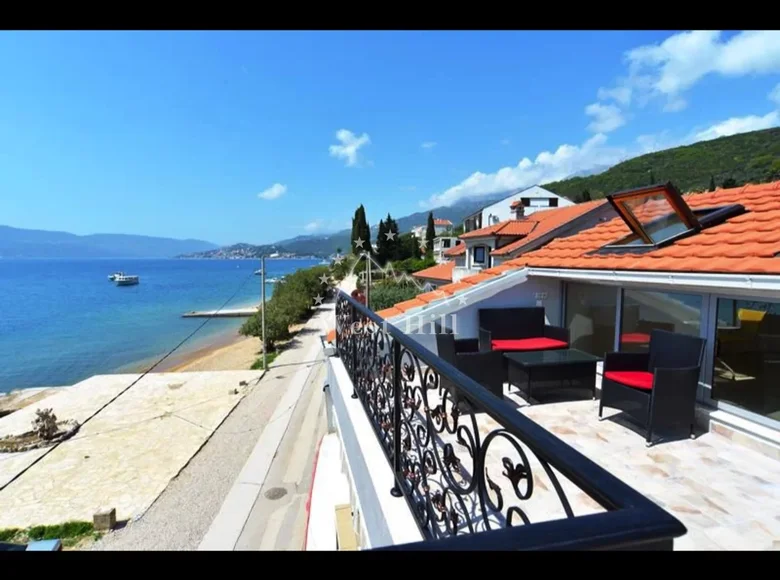 Commercial property 300 m² in Kumbor, Montenegro