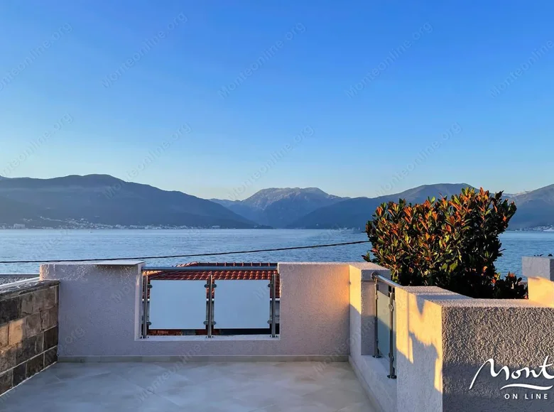 2 bedroom apartment 120 m² Tivat, Montenegro