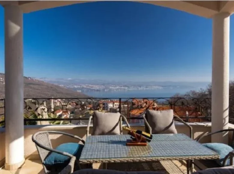 villa de 5 dormitorios 267 m² Lovran, Croacia