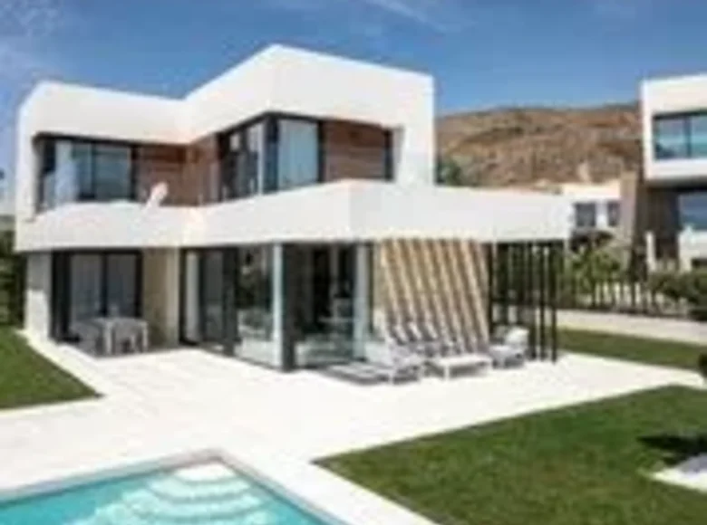 Villa de tres dormitorios 286 m² Finestrat, España