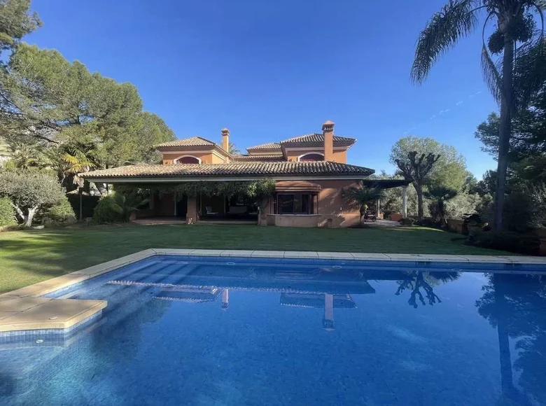 5-Schlafzimmer-Villa 990 m² Marbella, Spanien