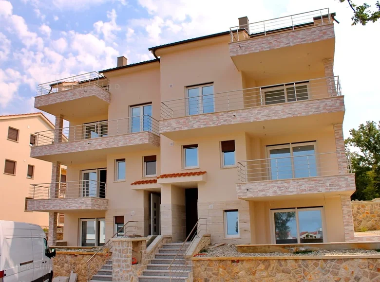 2 bedroom apartment 73 m² Njivice, Croatia