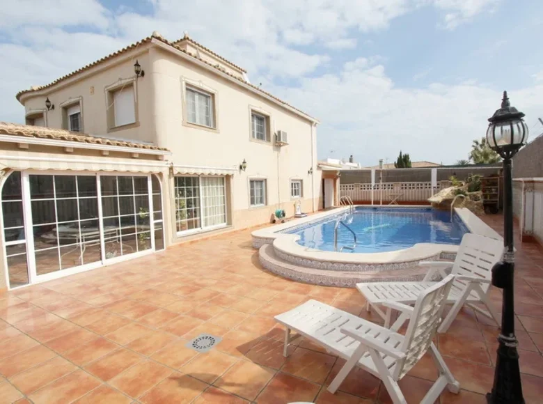 6 bedroom house 400 m² Torrevieja, Spain