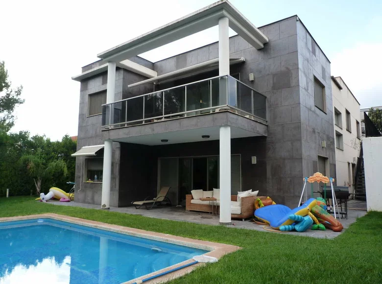 Villa de 4 dormitorios 310 m² Chiva, España