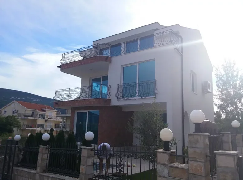 3 bedroom house 300 m² Đenovići, Montenegro