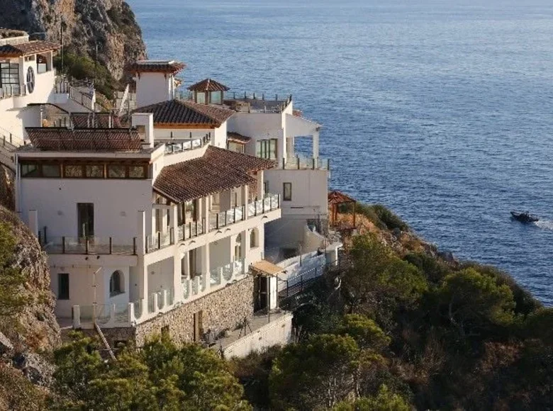 Castle 6 bedrooms 3 500 m² sa Mola, Spain