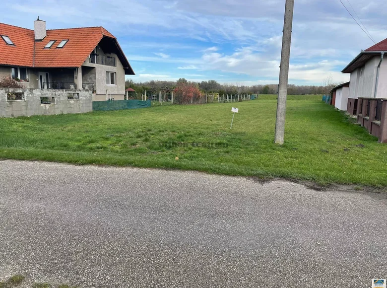 Działki 1 426 m² Lipot, Węgry