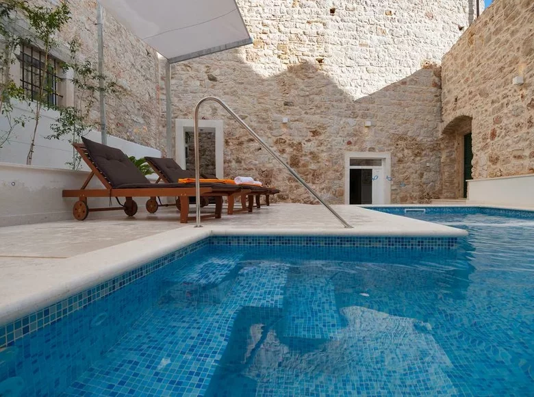 5 bedroom villa 290 m² Dracevica, Croatia