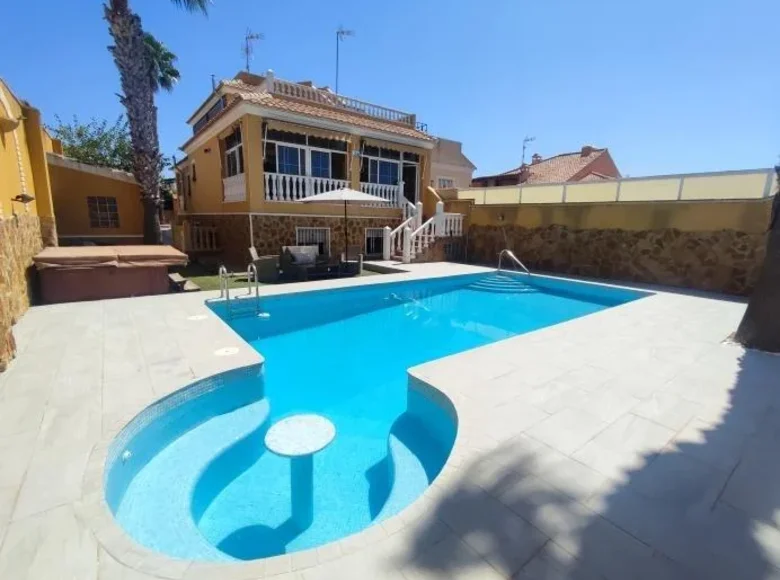6-Schlafzimmer-Villa 350 m² Torrevieja, Spanien