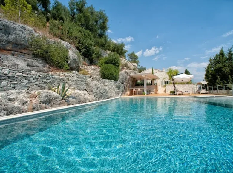 6 room villa 650 m² Katavolos, Greece