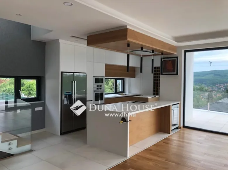 House 248 m² Nagykovacsi, Hungary