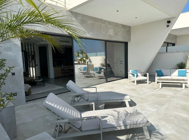 Villa de 4 dormitorios 240 m² Urbanizacion Dona Pepa, Španjolska