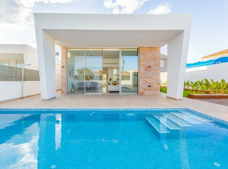 Villa de tres dormitorios 121 m² Torrevieja, España