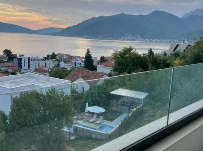 2 bedroom apartment 104 m² Tivat, Montenegro