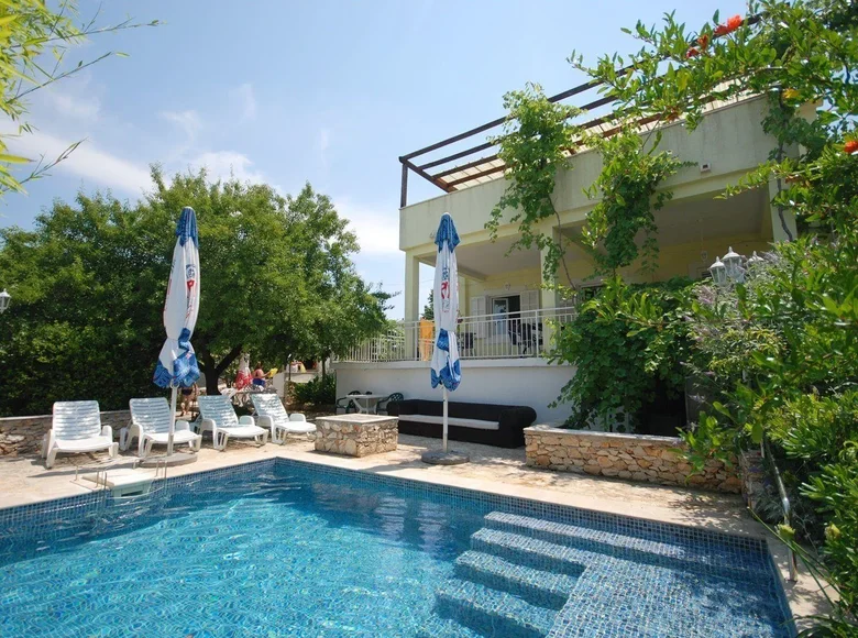 5-Schlafzimmer-Villa 200 m², Alle Länder