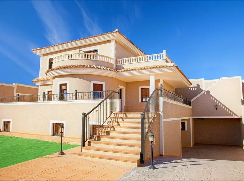 3 bedroom villa 335 m² Torrevieja, Spain