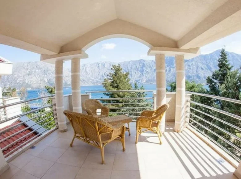 House 15 rooms 670 m² Kotor Municipality, Montenegro