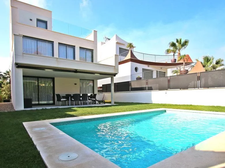 Villa de 4 dormitorios 380 m² Alicante, España
