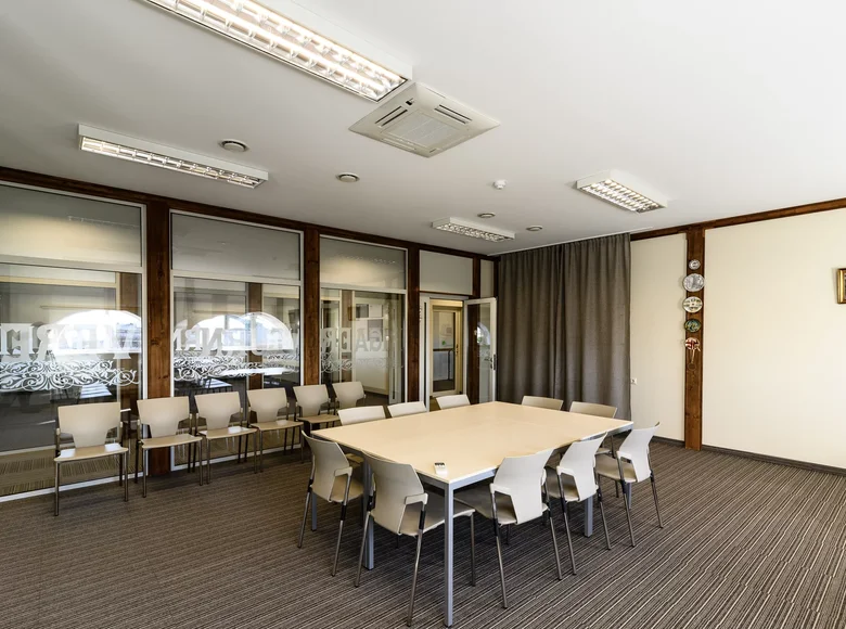 Nieruchomości komercyjne 2 500 m² w Ryga, Łotwa